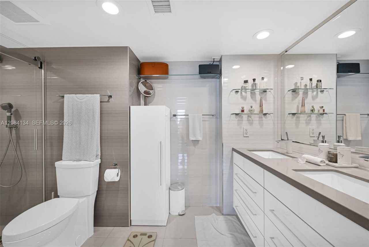 801 N Venetian Dr, Unit 1208, Miami, FL 33139 Photo
