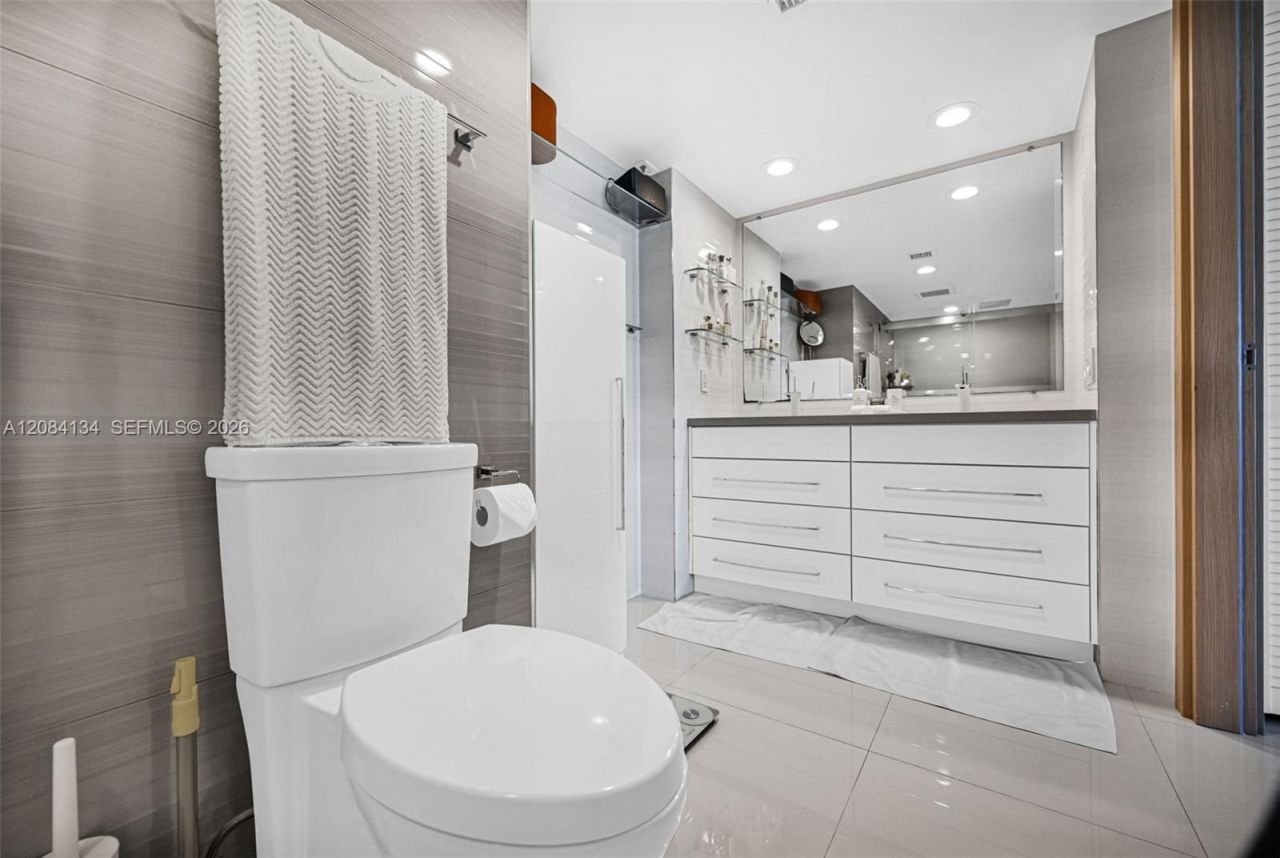 801 N Venetian Dr, Unit 1208, Miami, FL 33139 Photo