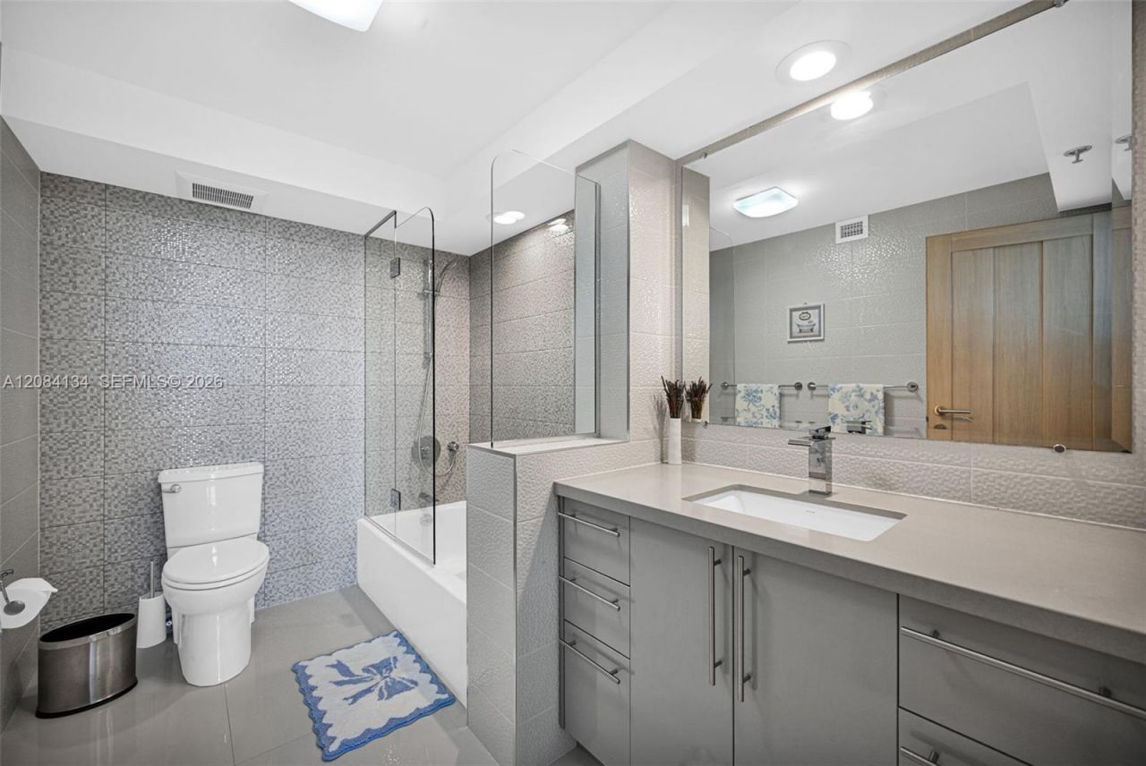 801 N Venetian Dr, Unit 1208, Miami, FL 33139 Photo