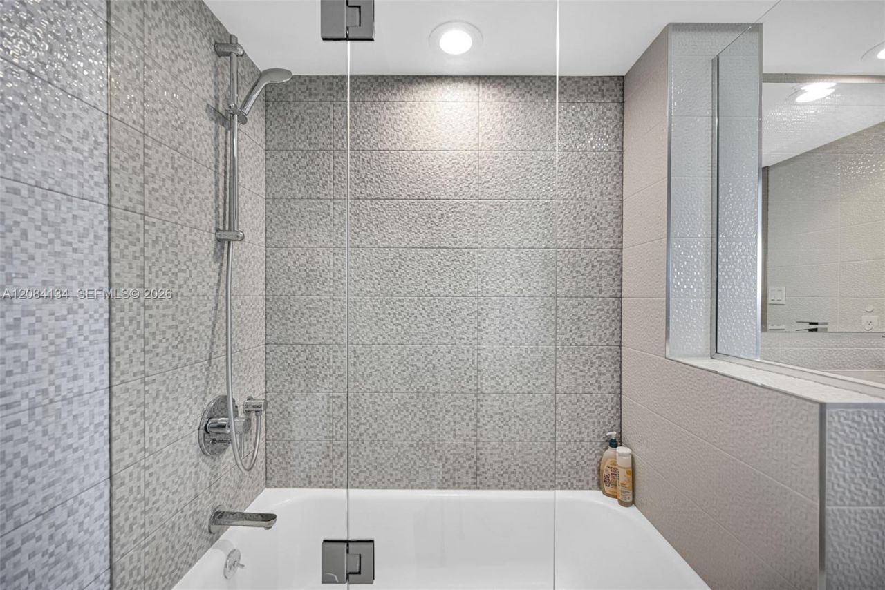 801 N Venetian Dr, Unit 1208, Miami, FL 33139 Photo