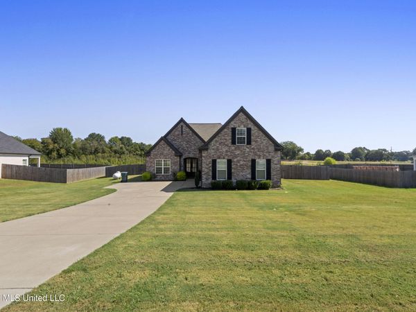 106 Ethelyn Smith Drive, Senatobia, MS 38668
