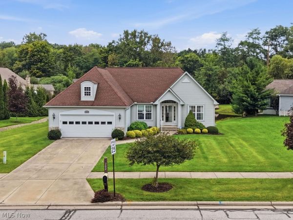 202 Fox Pointe Drive , Chardon, OH 44024