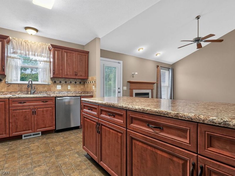 202 Fox Pointe Drive, Chardon, OH 44024 Photo 10