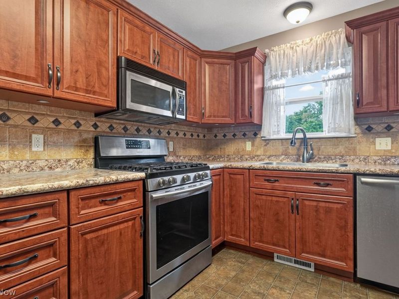 202 Fox Pointe Drive, Chardon, OH 44024 Photo 11