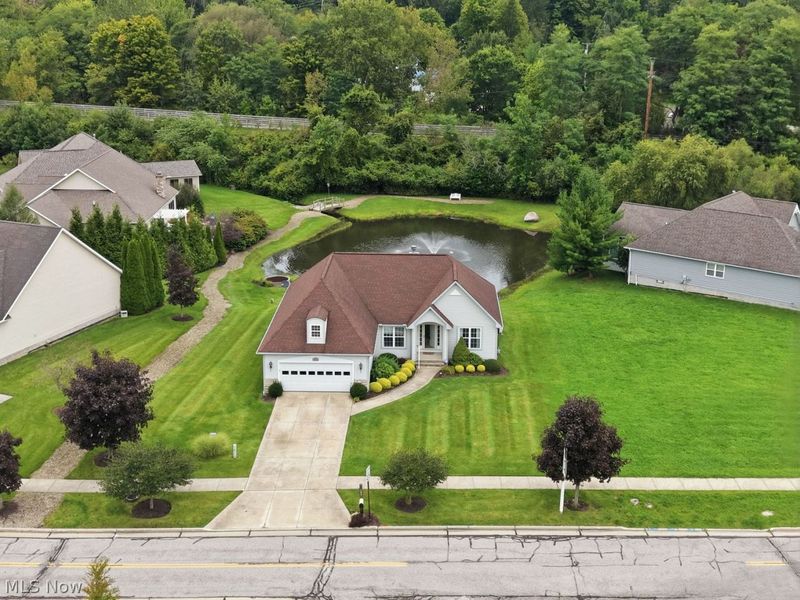 202 Fox Pointe Drive, Chardon, OH 44024 Photo 2