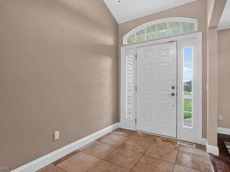 202 Fox Pointe Drive, Chardon, OH 44024 Photo 4