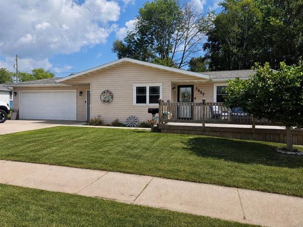 1457 Daisy DRIVE, Manitowoc, WI 54220
