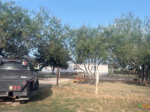 138 Terrace Hill Lane, Floresville, TX 78114