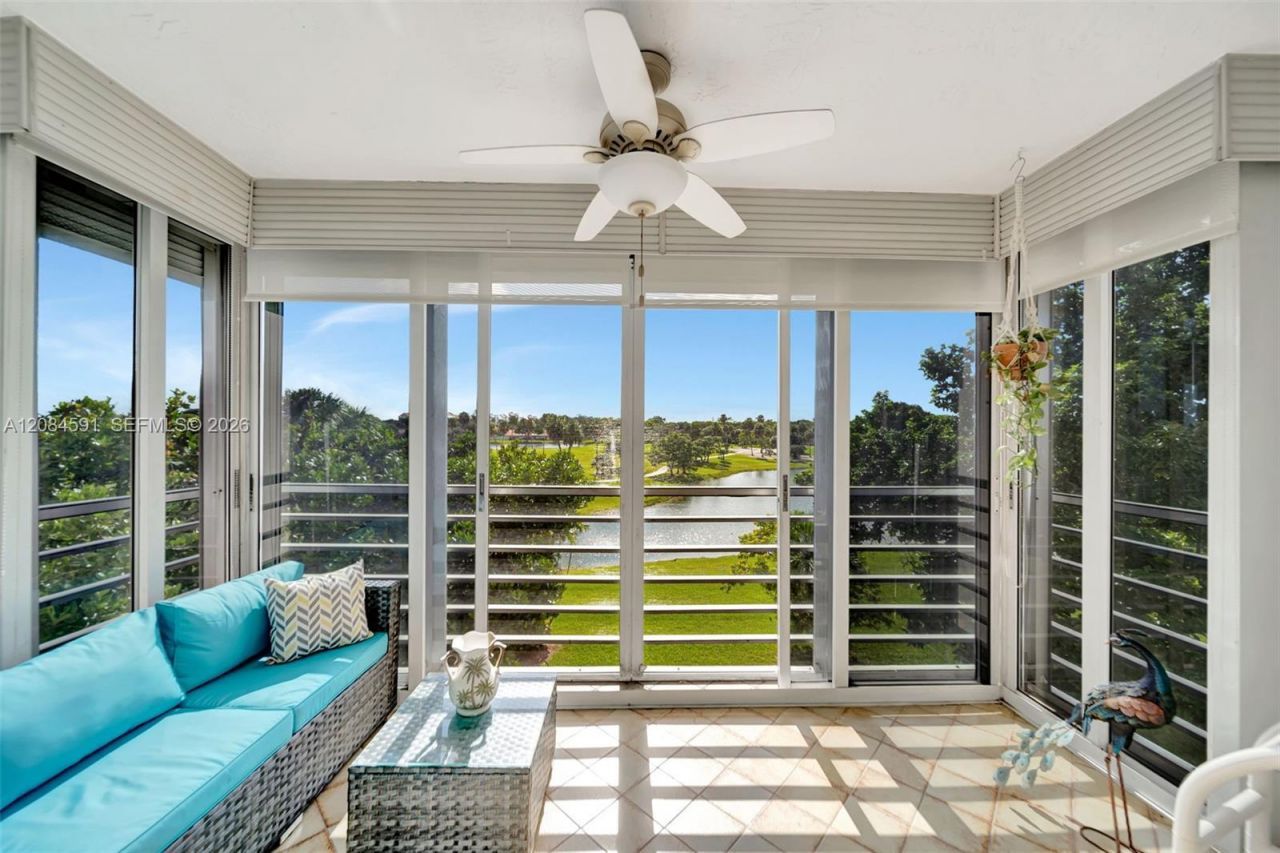 3980 Oaks Clubhouse Dr, Unit 409, Pompano Beach, FL 33069 Photo