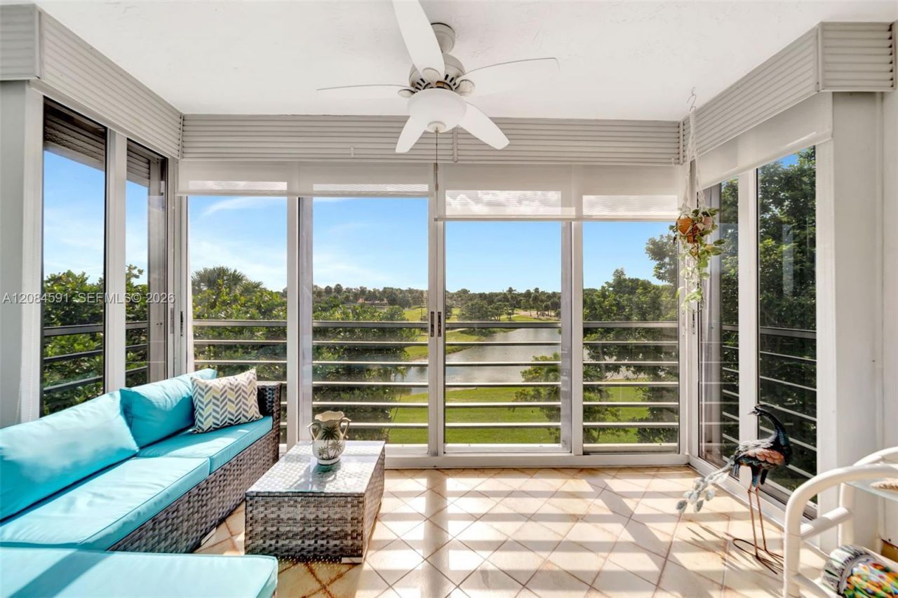 3980 Oaks Clubhouse Dr, Unit 409, Pompano Beach, FL 33069 Photo