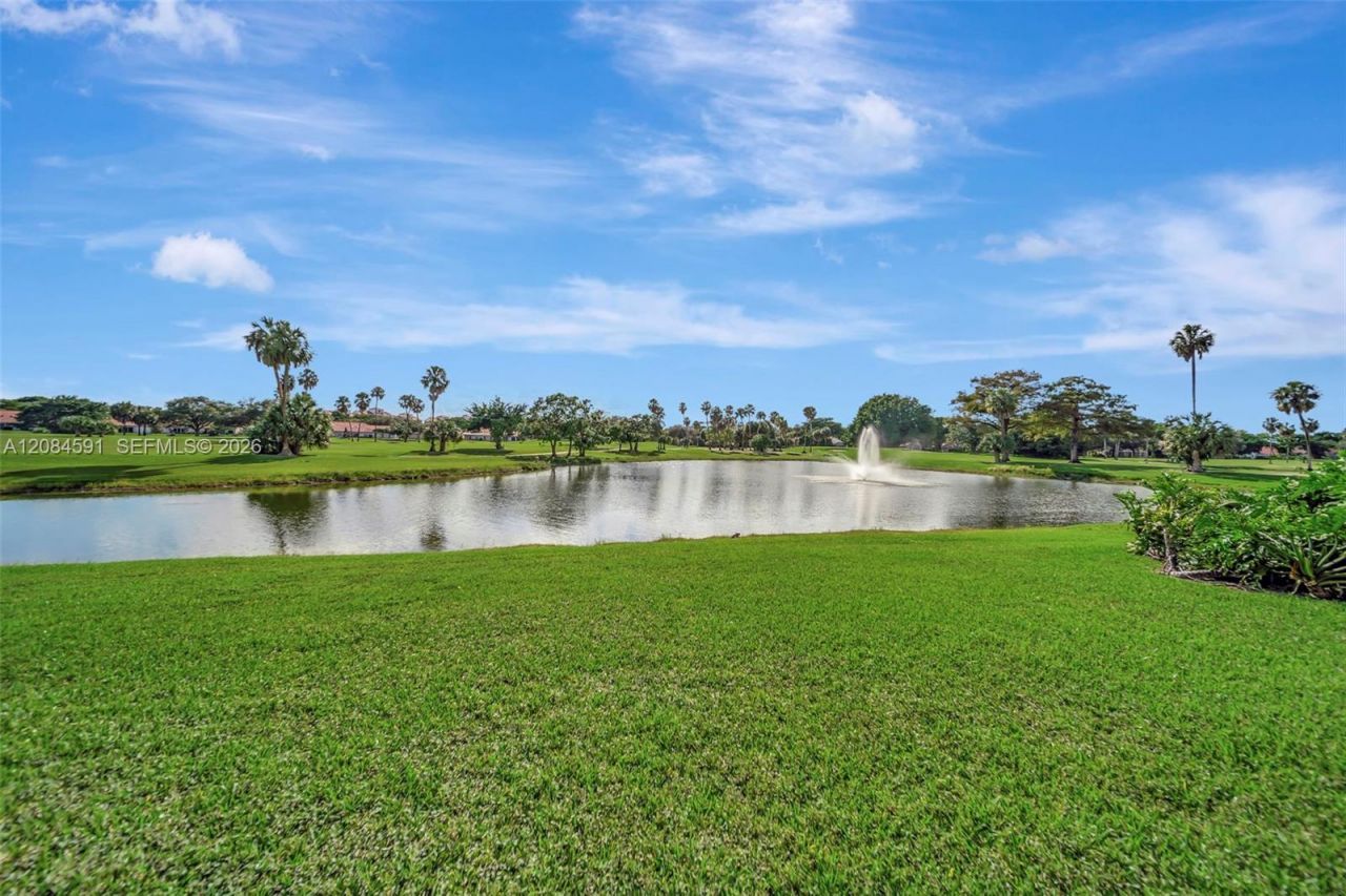 3980 Oaks Clubhouse Dr, Unit 409, Pompano Beach, FL 33069 Photo