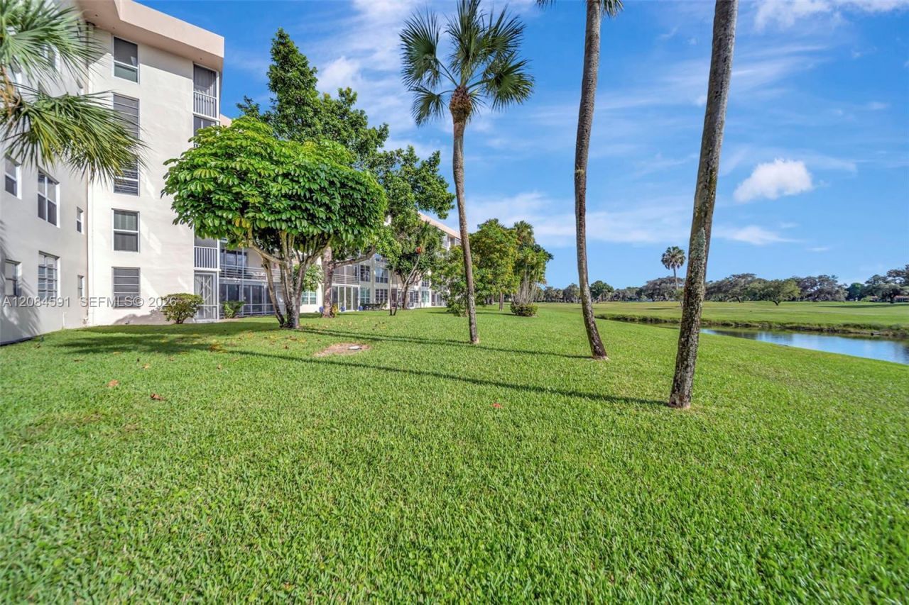 3980 Oaks Clubhouse Dr, Unit 409, Pompano Beach, FL 33069 Photo