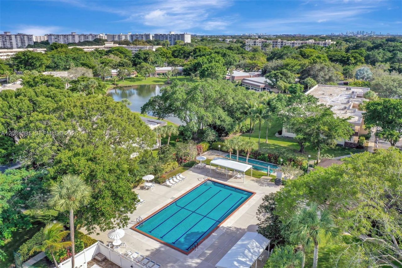 3980 Oaks Clubhouse Dr, Unit 409, Pompano Beach, FL 33069 Photo