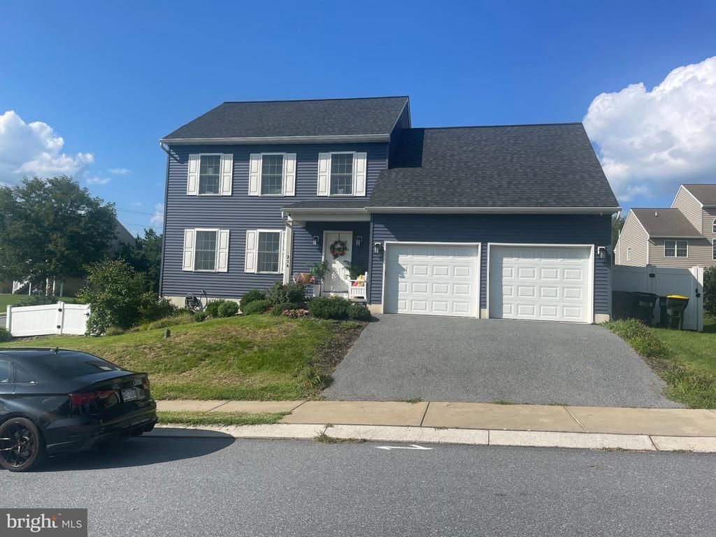 214 LOGHES DRIVE , MANHEIM, PA 17545