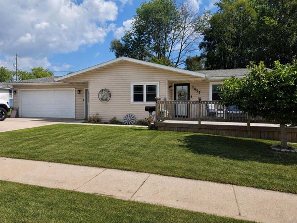 1457 Daisy Dr, Manitowoc, WI 54220