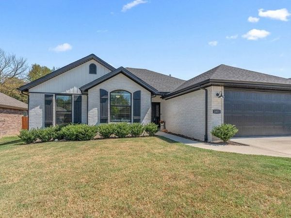 1831 S D Street, Rogers, AR 72756