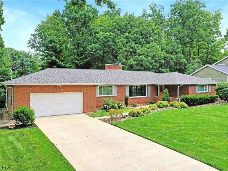 8637 Squirrel Hill Drive NE, Warren, OH 44484 Photo 2