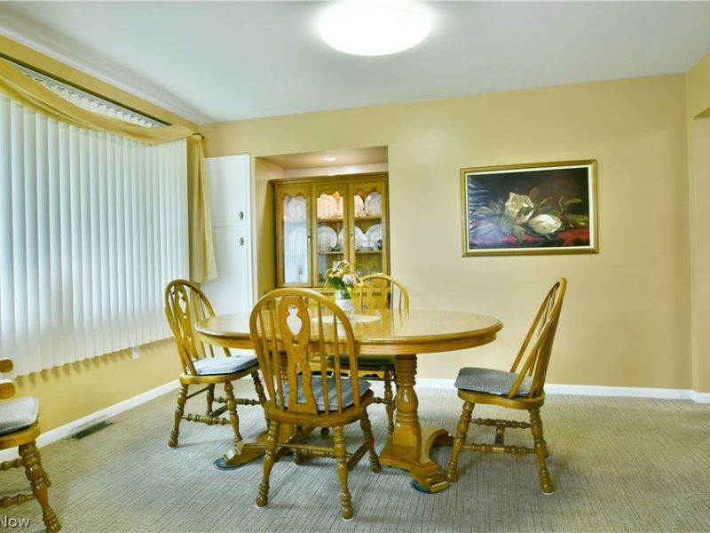 8637 Squirrel Hill Drive NE, Warren, OH 44484 Photo 9