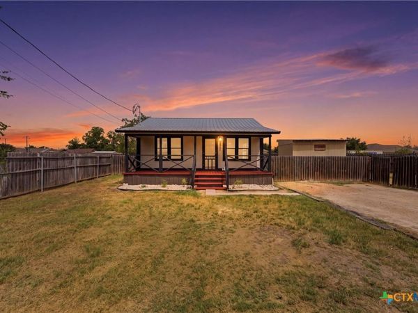 1921 Dreyer Lane , Gonzales, TX 78629