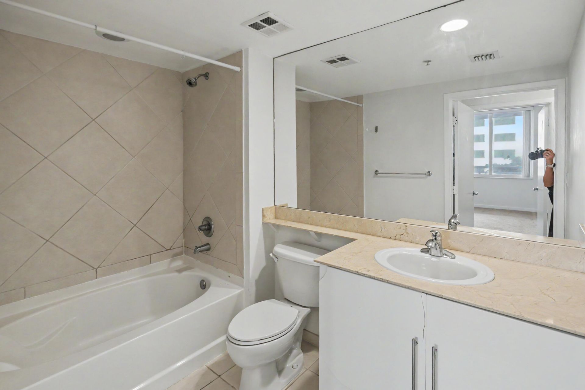 335 S Biscayne Boulevard, Unit 1002, Miami, FL 33131 Photo
