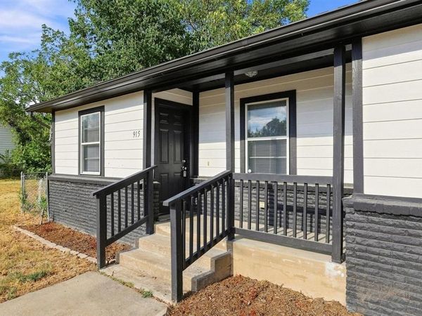 915 N Throckmorton Street , Sherman, TX 75090