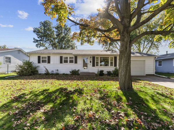 586 33rd Avenue, East Moline, IL 61244