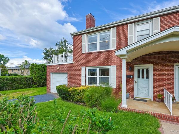 121 Manhasset Avenue, Manhasset, NY 11030