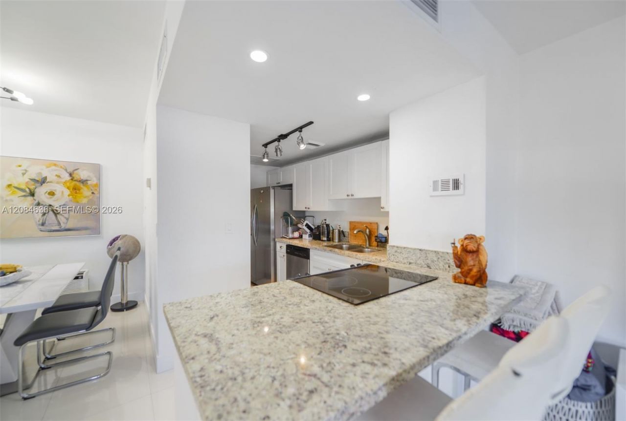880 NE 69th St , Unit 5L, Miami, FL 33138 Photo