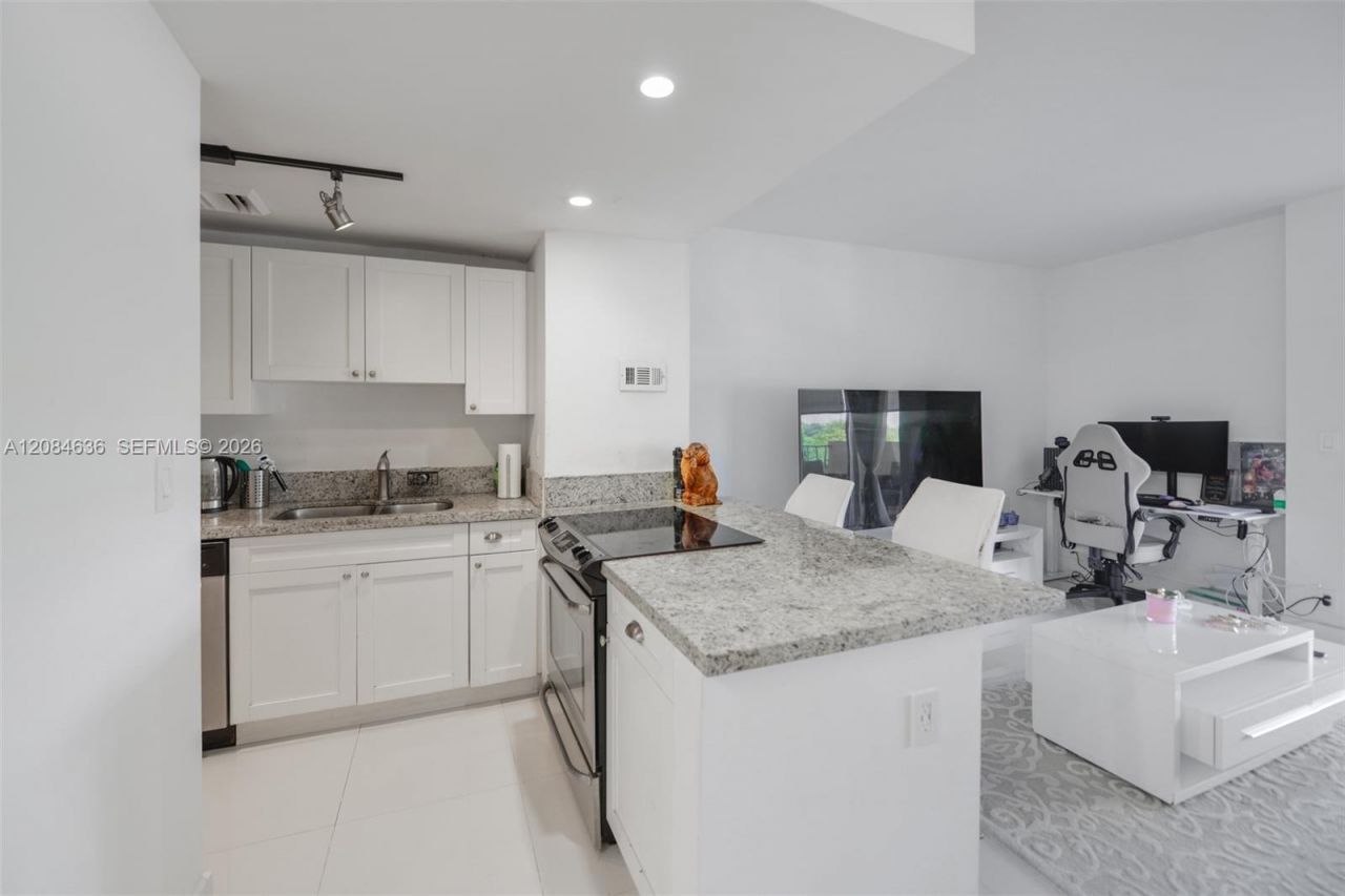 880 NE 69th St , Unit 5L, Miami, FL 33138 Photo