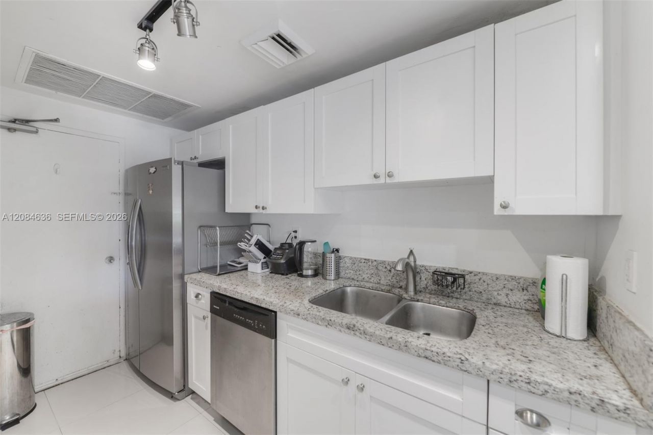 880 NE 69th St , Unit 5L, Miami, FL 33138 Photo