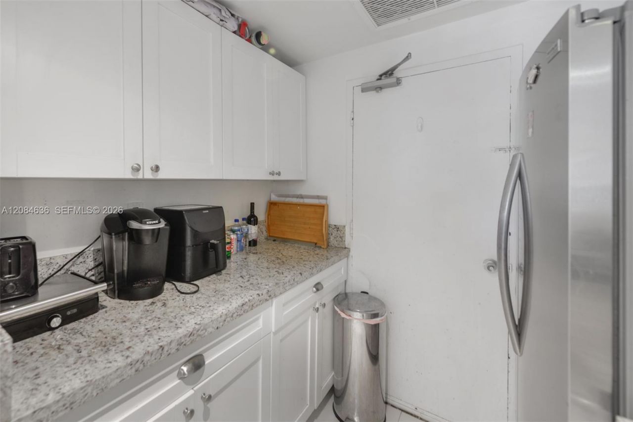 880 NE 69th St , Unit 5L, Miami, FL 33138 Photo