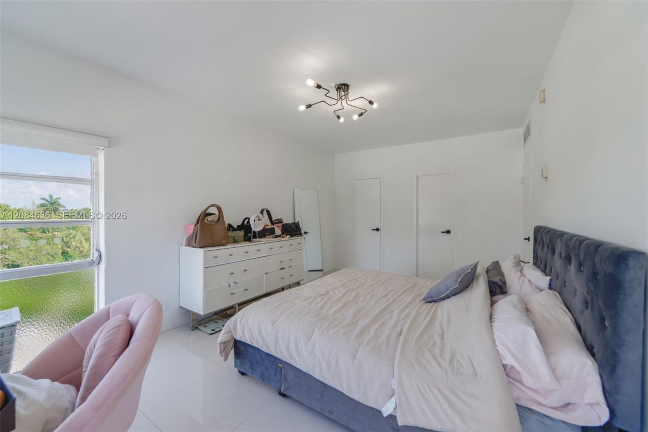 880 NE 69th St , Unit 5L, Miami, FL 33138 Photo