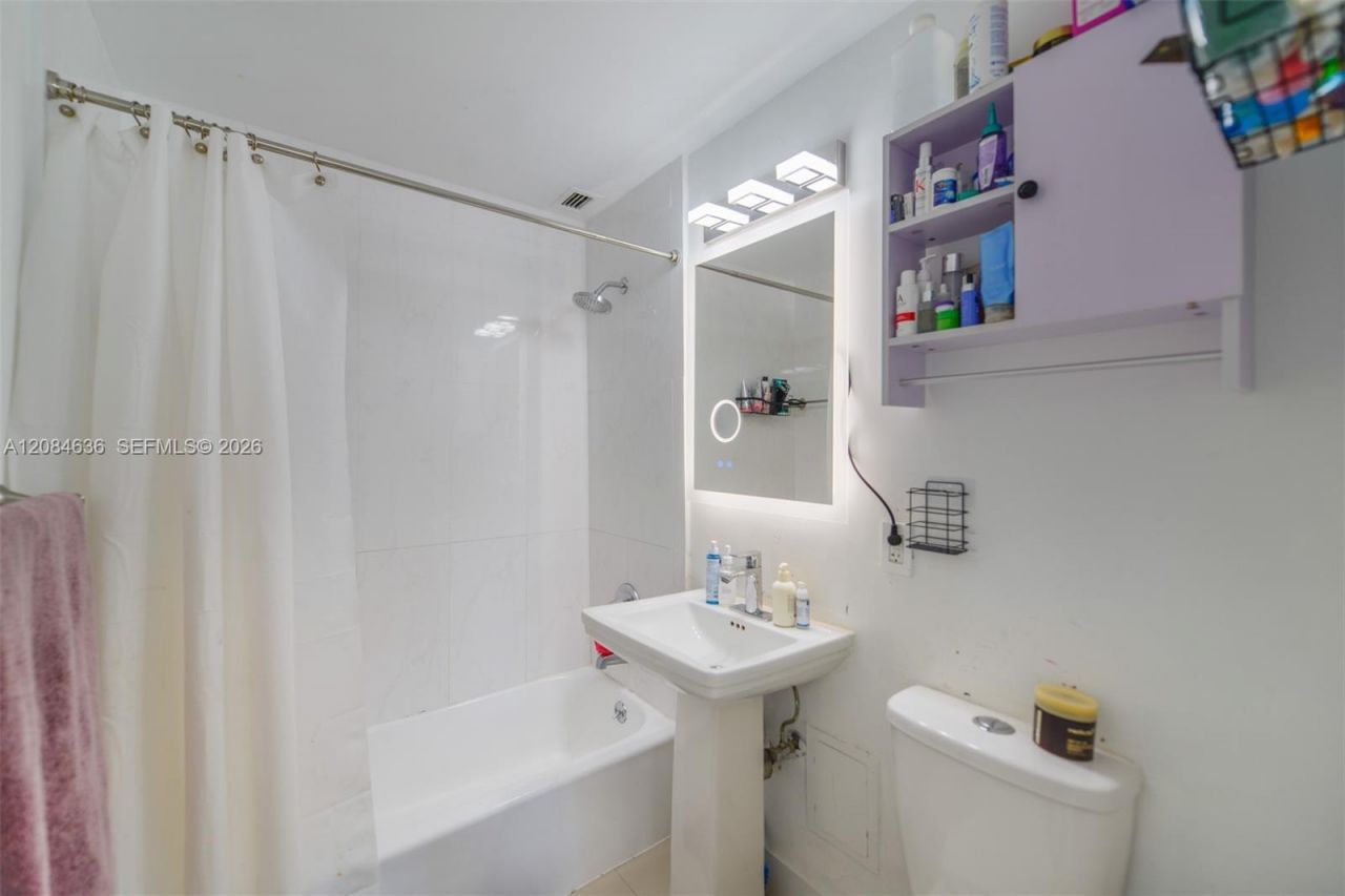 880 NE 69th St , Unit 5L, Miami, FL 33138 Photo