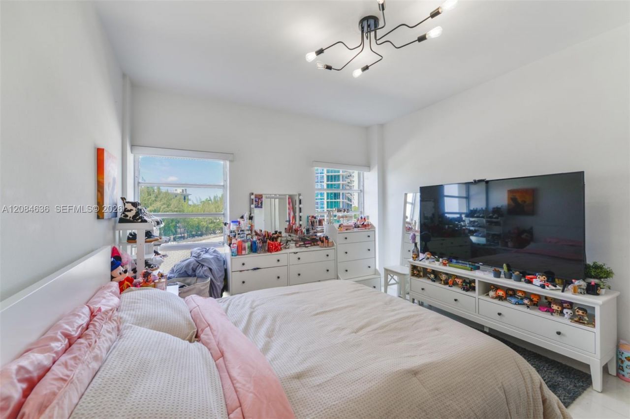880 NE 69th St , Unit 5L, Miami, FL 33138 Photo