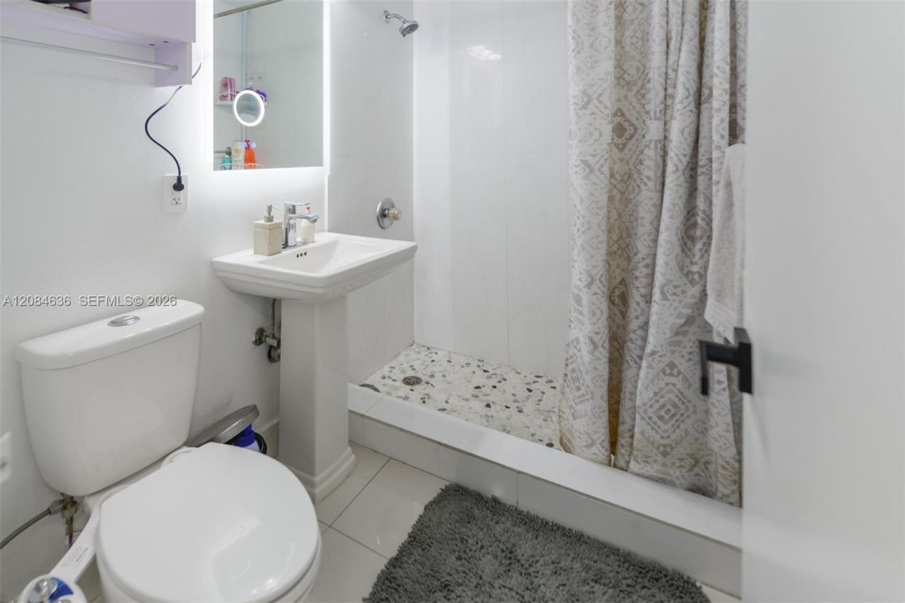 880 NE 69th St , Unit 5L, Miami, FL 33138 Photo