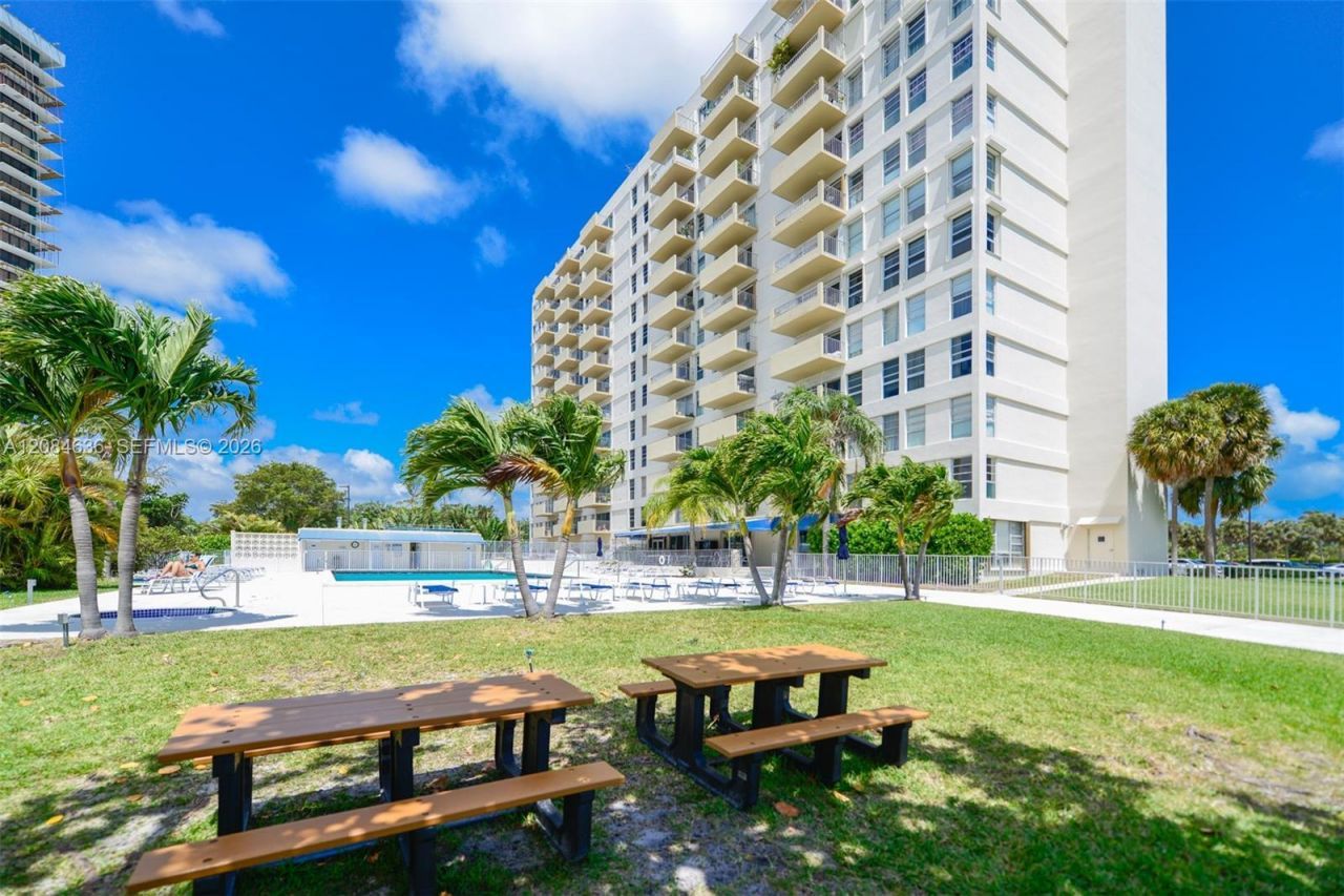 880 NE 69th St , Unit 5L, Miami, FL 33138 Photo