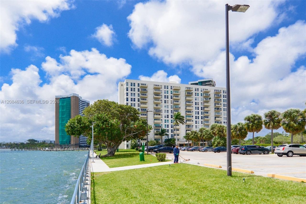 880 NE 69th St , Unit 5L, Miami, FL 33138 Photo