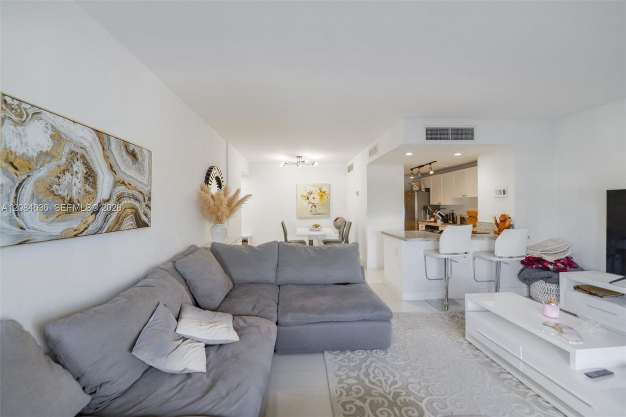 880 NE 69th St , Unit 5L, Miami, FL 33138 Photo
