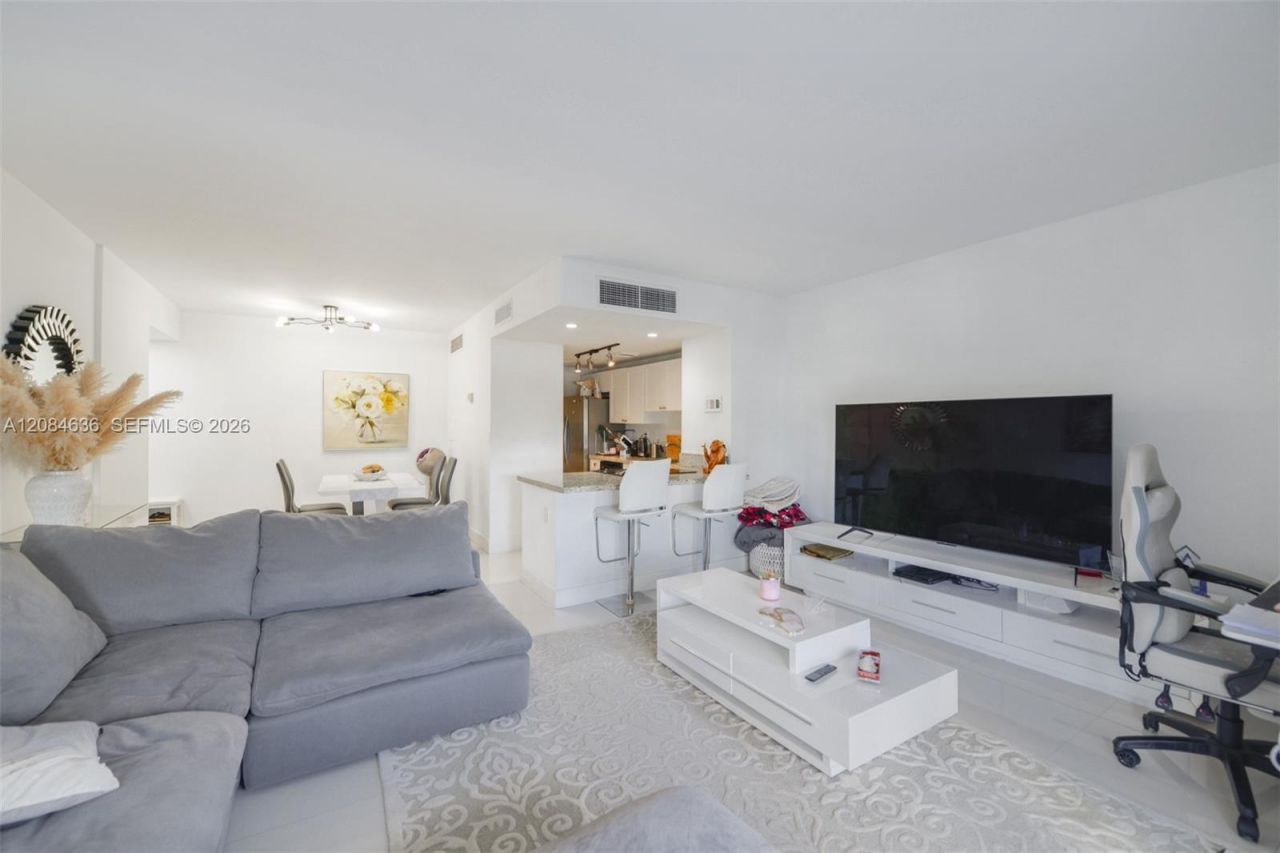 880 NE 69th St , Unit 5L, Miami, FL 33138 Photo
