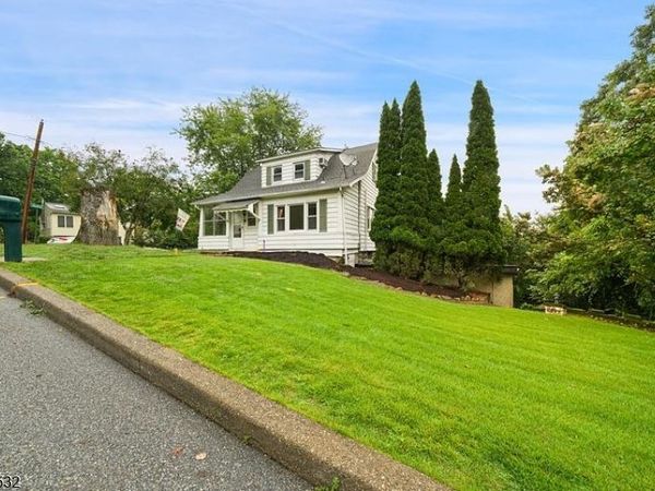 62 Vreeland Ave, Bloomingdale, NJ 07403