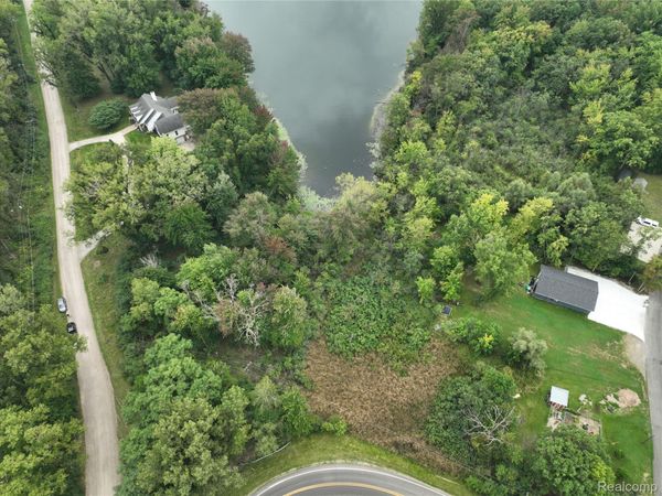 000 Edgelake Drive , Hamburg Township, Mi 48139
