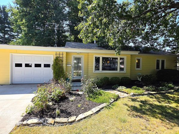 1220 16th Street , Bettendorf, IA 52722