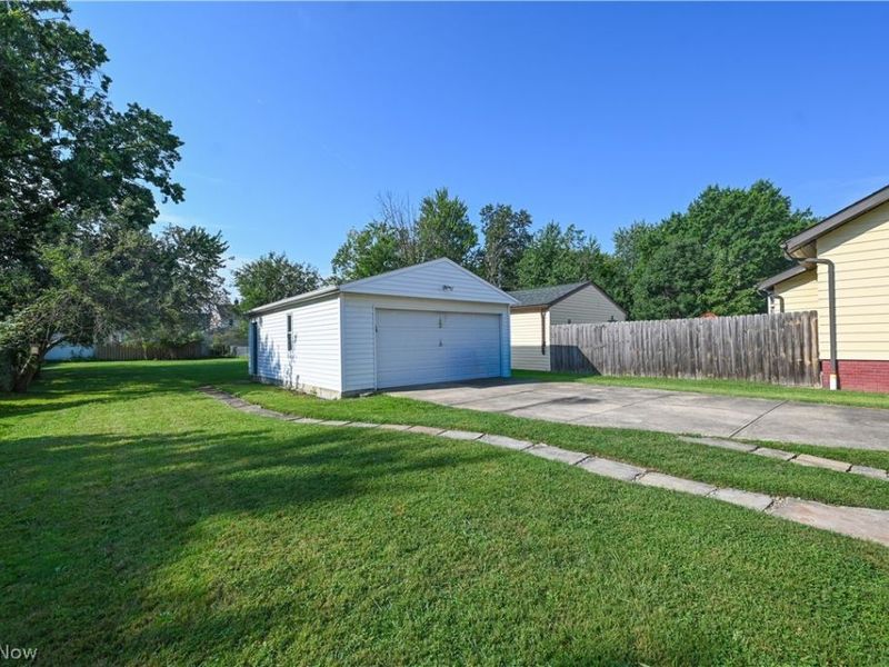 16805 Larchwood Avenue, Cleveland, OH 44135 Photo 6