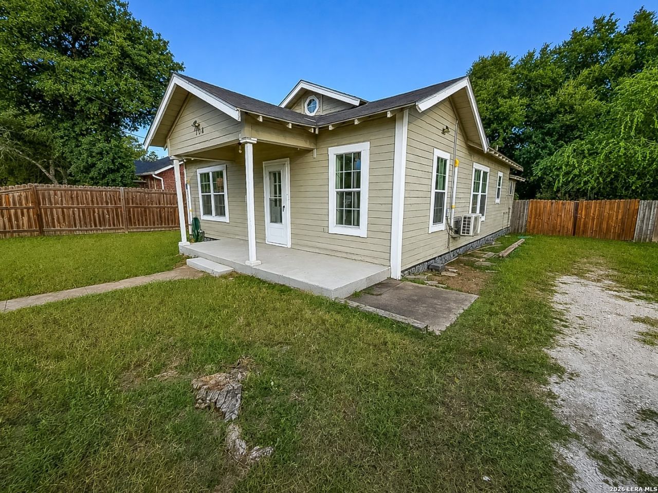 104 E Hutchinson, Beeville, TX 78102 Main Photo