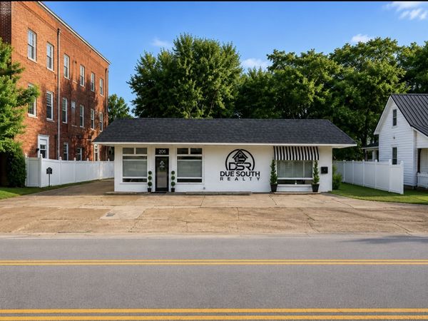 206 W College St , Dickson, TN 37055