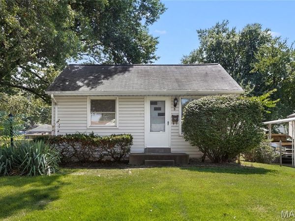 8 Wescott Drive , Florissant, MO 63031
