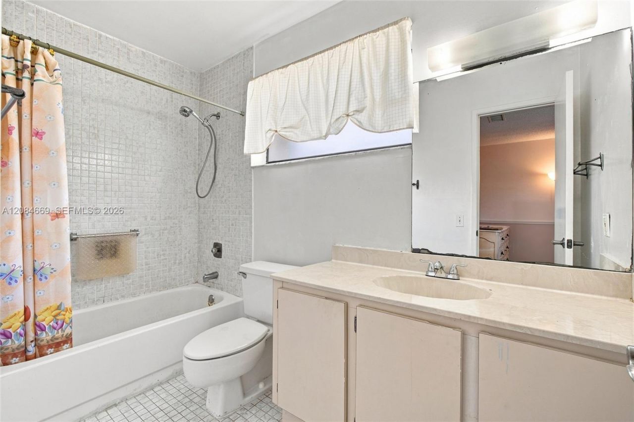 9905 NW 9th St Cir, Unit 12-21, Miami, FL 33172 Photo