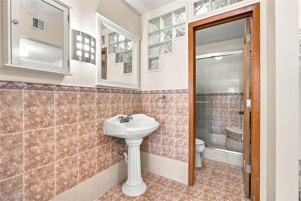 9905 NW 9th St Cir, Unit 12-21, Miami, FL 33172 Photo