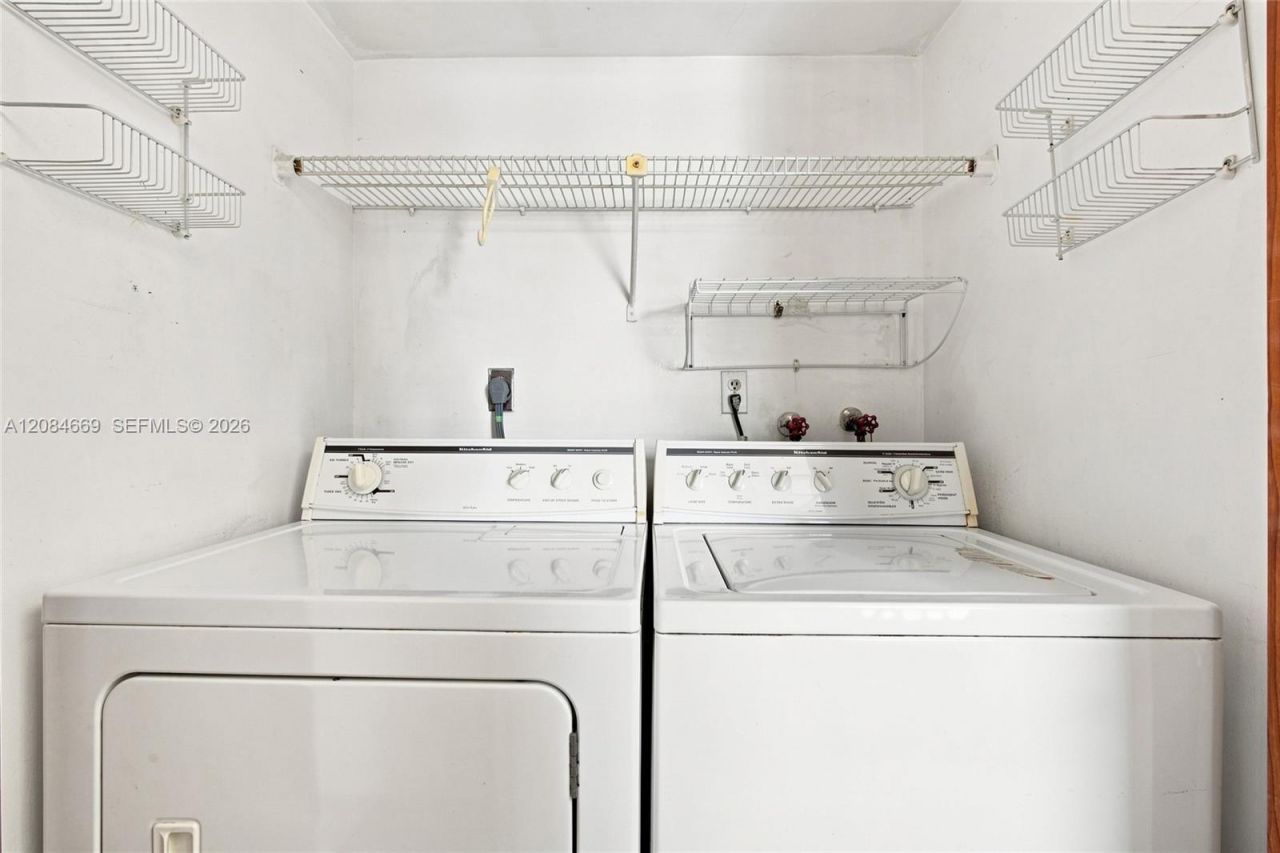 9905 NW 9th St Cir, Unit 12-21, Miami, FL 33172 Photo