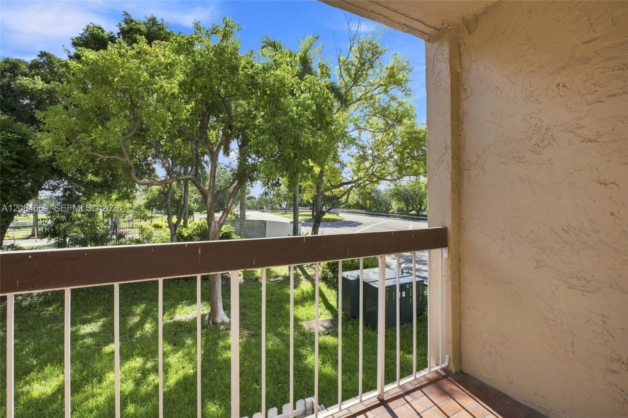 9905 NW 9th St Cir, Unit 12-21, Miami, FL 33172 Photo